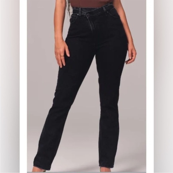 Abercrombie & Fitch Denim - NWOT Abercrombie & Fitch Ultra High Rise 90s Slim Straight Jean Size 31/12S